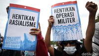 Massa tampak membawa poster serta spanduk berisi aspirasi mereka saat ikut serta dalam aksi unjuk rasa di kawasan Patung Kuda, Jakarta.