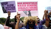 Salah satu poster yang dibawa massa aksi bertuliskan  Hak Menentukan Nasib Sendiri Sebagai Solusi Paling Demokratis. Ada pula massa aksi yang membawa poster bertuliskan Stop Slow Motion Genocide In West Papua.