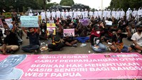 Tampak sejumlah petugas kepolisian berjaga di sekitar massa aksi. Ada pula petugas yang mengenakan pakaian hazmat saat berjaga di kawasan Patung Kuda, Jakarta.