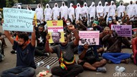 Massa membawa poster berisi aspirasi dan tuntutan mereka terkait referendum Papua.