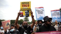 Beragam poster serta spanduk tampak dibawa oleh para demonstran.