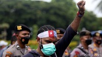 Dalam aksi unjuk rasa tersebut, massa menuntut pemerintah Indonesia melakukan referendum di tanah Papua dan menarik pasukan militer di Papua.