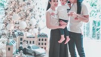Berlatarkan rumah mereka yang mewah, dan hiasan pohon natal yang sudah berdiri. Sandra dan Harvey foto bersama kedua putranya, menunjukkan keluarga yang harmonis. Foto: Instagram Sandra Dewi