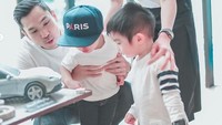 Ditemani sang adik, Raphael tampak tak sabar meniup lilin di kue ulang tahun mewah milik sang ayah. Foto: Instagram Sandra Dewi