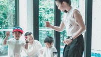 Tak perlu pesta ulang tahun mewah, bagi Harvey membagikan momen hari lahirnya cukup dengan tawa riang dari kedua putra dan sang istri. Foto: Instagram Sandra Dewi