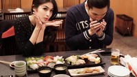  Tak hanya momen ulang tahun Harvey saja yang bikin penggemar pasangan ini baper. Momen kulineran Sandra dan Harvey di Jepang juga tak kalah mencuri perhatian. Foto: Instagram Sandra Dewi