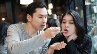 Meski sudah lama menikah, tapi sisi romantis Harvey masih muncul nih setiap keduanya makan bareng di berbagai negara.  Foto: Instagram Sandra Dewi