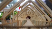 Pengunjung melihat salah satu stand di Festival Diaspora Indonesia 2021 di Jakarta, Rabu (1/12/2021). Pameran menghadirkan karya dalam bentuk produk ataupun jasa di bidang teknologi, kreativitas, serta seni dan kearifan lokal Indonesia yang bermanfaat bagi masyarakat sekaligus berpotensi dalam perekonomian Indonesia.