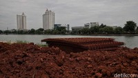 Saat ini beberapa titik area Danau Sunter ditutup sementara. Tetapi warga masih bisa berolahraga