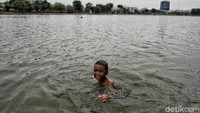 Ada anak-anak yang berenang di Danau Sunter saat kawasan itu tengah direvitalisasi.