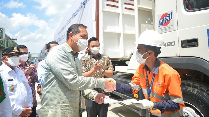 Menteri Perdagangan Muhammad Lutfi (tengah) bersama Bupati Pelalawan Zukri Misran (paling kiri), Wakil Gubernur Riau Edy Natar Nasution, dan Managing Director RGE (paling kanan) Anderson Tanoto melepas produk serat viscose rayon produksi PT Asia Pacific Rayon (APR) ke pasar global dan domestik, Rabu (1/12/2021) di Pangkalan Kerinci, Kabupaten Pelalawan, Provinsi Riau. Hingga awal kuartal IV, penjualan produk serat viscose rayon mencapai 111,01 kilo ton untuk pasar ekspor dan 77,51 kilo ton untuk pasar domestik. Selain itu, Mendag juga melepas ekspor kertas PaperOneTM, produksi PT Riau Andalan Pulp and Paper (RAPP), yang telah dijual ke lebih dari 75 negara dengan total ekspor mencapai lebih dari 755.000 ton