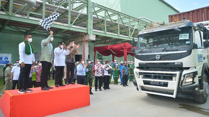 Menteri Perdagangan Muhammad Lutfi (tengah) bersama Bupati Pelalawan Zukri Misran (paling kiri), Wakil Gubernur Riau Edy Natar Nasution, dan Managing Director RGE (paling kanan) Anderson Tanoto melepas produk serat viscose rayon produksi PT Asia Pacific Rayon (APR) ke pasar global dan domestik, Rabu (1/12/2021) di Pangkalan Kerinci, Kabupaten Pelalawan, Provinsi Riau. Hingga awal kuartal IV, penjualan produk serat viscose rayon mencapai 111,01 kilo ton untuk pasar ekspor dan 77,51 kilo ton untuk pasar domestik. Selain itu, Mendag juga melepas ekspor kertas PaperOneTM, produksi PT Riau Andalan Pulp and Paper (RAPP), yang telah dijual ke lebih dari 75 negara dengan total ekspor mencapai lebih dari 755.000 ton