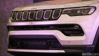Jeep Compass merupakan SUV kompak dengan mesin 1.400 cc turbo.