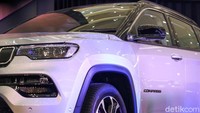 Pada bagian luar, mobil SUV asal Amerika Serikat ini mendapat pembaruan mulai dari lampu depan yang kini terlihat lebih ramping. Kemudian ada juga bumper dengan desain baru yang diapit oleh rumah lampu kabut, dan pelek baru. 