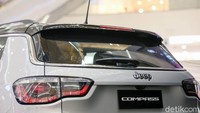 Sedangkan bagian belakang mobil, tidak ada perubahan besar alias masih sama seperti model sebelumnya.