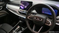 Masuk ke bagian interior, perubahan paling mencolok terlihat pada dasbor. Di mana Jeep memasangkan head unit layar sentuh berukuran 10 inci beserta teknologi UConnect5.