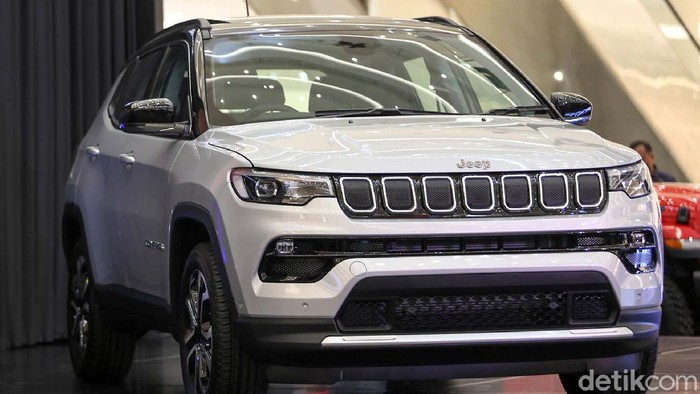 Mengaspal di Indonesia, Jeep Compass Facelift Tampil Gagah PT DAS Indonesia Motor selaku distributor resmi Jeep di Indonesia meluncurkan produk terbarunya Jeep Compass facelift, Jakarta, Rabu (1/12). Begini tampilanya.
