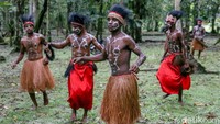 Tari Seka merupakan salah satu tarian adat masyarakat di bagian selatan Papua yang meliputi daerah Timika, Fakfak dan Kaimana, khususnya di Kabupaten Mimika yang terdapat dua suku asli yaitu suku Amunge dan Kamoro.