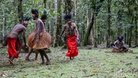 Gerakan Tari Seka menitikberatkan pada hentakan kaki, gerakan pinggul dan lambaian tangan, mengikuti riuh rendahnya suara Tifa, gerakan berputar dan membuat lingkaran. Diselingi dengan teriakan komando dari pemimpin tarian untuk mengubah gerakan atau bentuk tarian. Tarian Seka terlihat begitu mudah, akan tetapi cukup sulit untuk mengikutinya saat pertama kali.