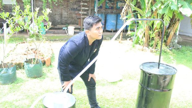 Tiga mahasiswa di Kudus berhasil mengolah sampah menjadi minyak dan briket
