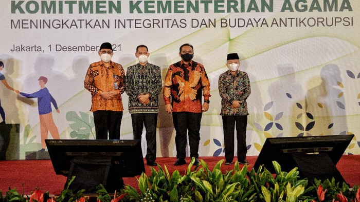 Menteri Agama Cegah Korupsi di Lingkungan Kemenag Menteri Agama Yaqut Cholil Qoumas menyampaikan sambutan sekaligus membuka acara webinar di Gedung Kementerian Agama RI, Jalan Thamrin, Jakarta, Rabu (1/12). Kegiatan webinar yang diselenggarakan Inspektorat Jenderal Kemenag tersebut mengangkat tema Komitmen Kementerian Agama Meningkatkan Integritas dan Budaya Anti Korupsi yang digelar secara hybrid dengan tujuan menguatkan pemahaman dan penyebarluasan kesadaran tentang pencegahan korupsi dan pengendalian gratifikasi.