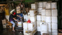 Menurut Direktur Jenderal Perdagangan Dalam Negeri, Oke Nurwan saat ini negara yang masih menjual minyak goreng curah hanya Indonesia dan Bangladesh. Jadi, pemerintah akan mewajibkan untuk menjual minyak kemasan saja karena bisa disimpan dalam waktu panjang sehingga harganya relatif terkendali.