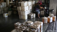 Menurut Direktur Jenderal Perdagangan Dalam Negeri, Oke Nurwan mengatakan harga minyak goreng curah di harga di atas Rp 17.000/liter dan minyak goreng kemasan di tingkat Rp 17.500/liter. Meski harga minyak goreng tinggi, pemerintah saat ini terus memastikan stok di dalam negeri terus terpenuhi.