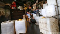 Pekerja tengah mengisi minyak curah ke dalam dirigen di Jakarta, Rabu (1/12/2021).