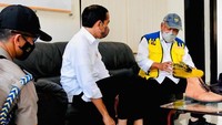 Saat melihat kerajinan tersebut, Presiden tampak bersama Menteri Pekerjaan Umum dan Perumahan Rakyat (PUPR) Basuki Hadimuljono. Ketika Menteri PUPR melihat sepatu berwarna kuning, Presiden pun membujuknya untuk membeli sepatu berbahan kulit tersebut.