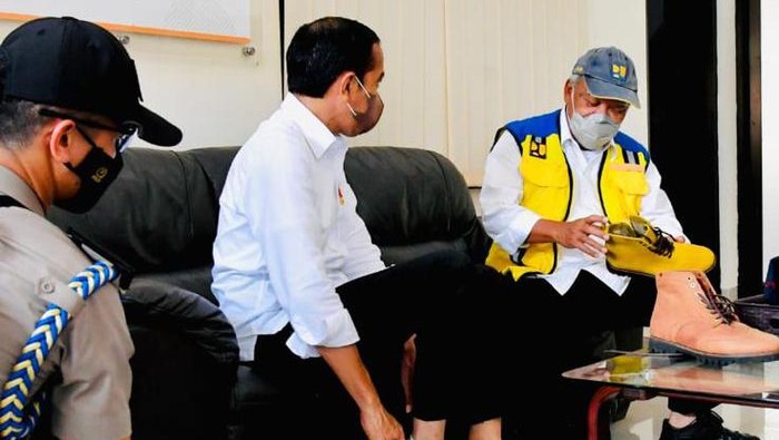 Momen Jokowi Rayu Basuki Beli Sepatu Kuning buat Motoran
