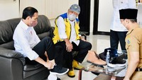 Setelah itu, Presiden dan Menteri Basuki mencoba sepatu bot yang telah dipilih oleh keduanya.