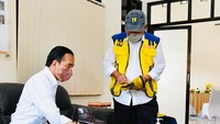 Melihat ada Mensesneg, Presiden menawarkan juga untuk membeli sepatu.