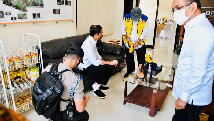 Momen Jokowi Rayu Basuki Beli Sepatu Kuning buat Motoran Momen Jokowi Rayu Basuki Beli Sepatu Kuning buat Motoran