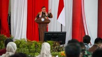 Lalu, ada konsumsi masyarakat, yang disebut Firli dapat mempengaruhi pendapatan masyarakat. Dia menyebut konsumsi masyarakat dapat mempermudah investor untuk membuka usaha maupun lapangan kerja.