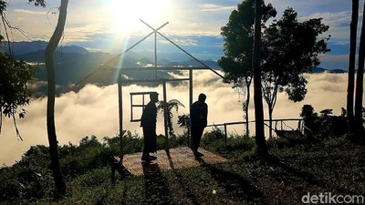 Potret Kecantikan Bukit Anugrah, Serasa di Atas Awan