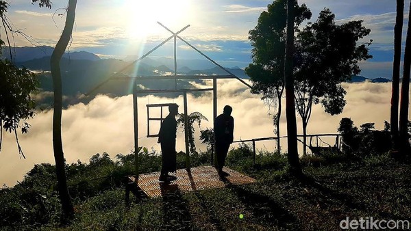 Potret Kecantikan Bukit Anugrah, Serasa di Atas Awan