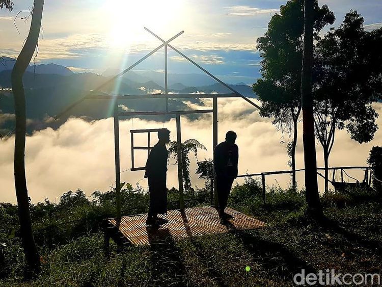 Potret Kecantikan Bukit Anugrah, Serasa di Atas Awan