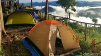 Tidak mengherankan, sebagian pengunjung rela menghabiskan malam di tempat ini, sembari menanti kemunculan awan berpadu keindahan cahaya matahari pagi. Foto: Abdy Febriady/detikTravel