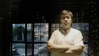 Nicholas Sean jadi sosok yang tak ingin menikah. Saya nggak mau nikah, saya mau sendiri. Pacaran juga nggak mau saya. Karena udah nyaman banget sendiri. Saya merasa hidup sendiri itu banyak hal yang bisa saya kontrol, saya bisa ke mana aja, bisa tidur kapan aja, saya bisa kerjain apa aja. Jadi, semua di bawah kendali saya. Tapi kalau ada hubungan, ada obligasi secara tidak langsung. Hubungan itu optional, kalau cari makan itu wajib, karena kalau nggak makan, mati. Foto: dok detikHOT