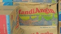 Merek minuman satu ini unik karena berasal dari mata air Mandi Angin. Untung namanya bukan masuk angin. Oiya ini merek minuman air mineral lokal asal Bengkulu.  Foto: Instagram 1cak/ Kaskus