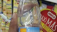 Selain merek Berrak, ada juga merek air mineral yang tak kalah nyeleneh. Ada merek Tai. Tentu saja air mineral ini bukan produk Indonesia. Siapa juga yang mau beli air mineral dengan merek kotoran Foto: Instagram 1cak/ Kaskus