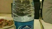 Di Indonesia, brand air mineral biasanya menggunakan kata yang mudah diingat dan simpel. Unsur air dan kandungan mineral terkadang dipilih untuk menjadi brand. Tapi tidak dengan brand minuman asal Turki yang justru berkesan menjijikan ini.  Foto: Instagram 1cak/ Kaskus