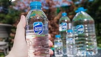 Masih serupa dengan merek air mineral sebelumnya, yang ini juga mereknya Assu. Bukan hanya tersedia dalam kemasan botol kecil, air mineral ini juga hadir dalam kemasan galon Foto: Instagram 1cak/ Kaskus