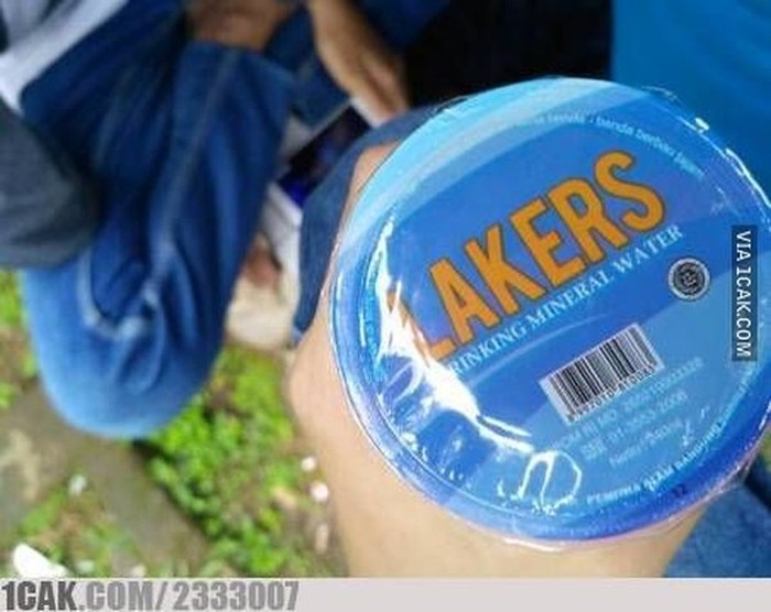 Nyeleneh! 10 Merek Air Mineral Ini Bikin Geleng Kepala hingga Jijik