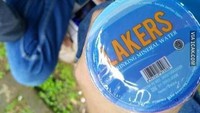 Nah terakhir ada air mineral yang mereknya sama dengan klub basket, Lakers. Mungkin pemiliknya penggemar berat olahraga basket atau ia justru salah satu atlet basket.  Foto: Instagram 1cak/ Kaskus