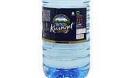 Apa yang terbayangkan saat melihat Merek air mineral satu ini? Mereknya Keringet pasti langsung terbayang rasa yang aneh. Air mineral ini juga tersedia dalam berbagai ukuran kemasan.   Foto: Instagram 1cak/ Kaskus