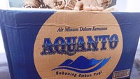 Sekilas tampak familiar jika melihat logo air mineral dalam kemasan kardus ini. Tapi ini dalam versi kearifan lokal. Mereknya Aquanto dan sepertinya sang pemilik namanya Anto. Foto: Instagram 1cak/ Kaskus