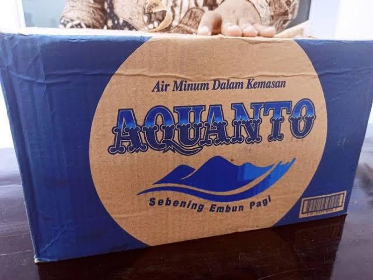 Nyeleneh! 10 Merek Air Mineral Ini Bikin Geleng Kepala hingga Jijik