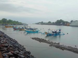 Destinasi Wisata Bergeliat, Ada Senyum Nelayan di Pantai Marina Boom Banyuwangi