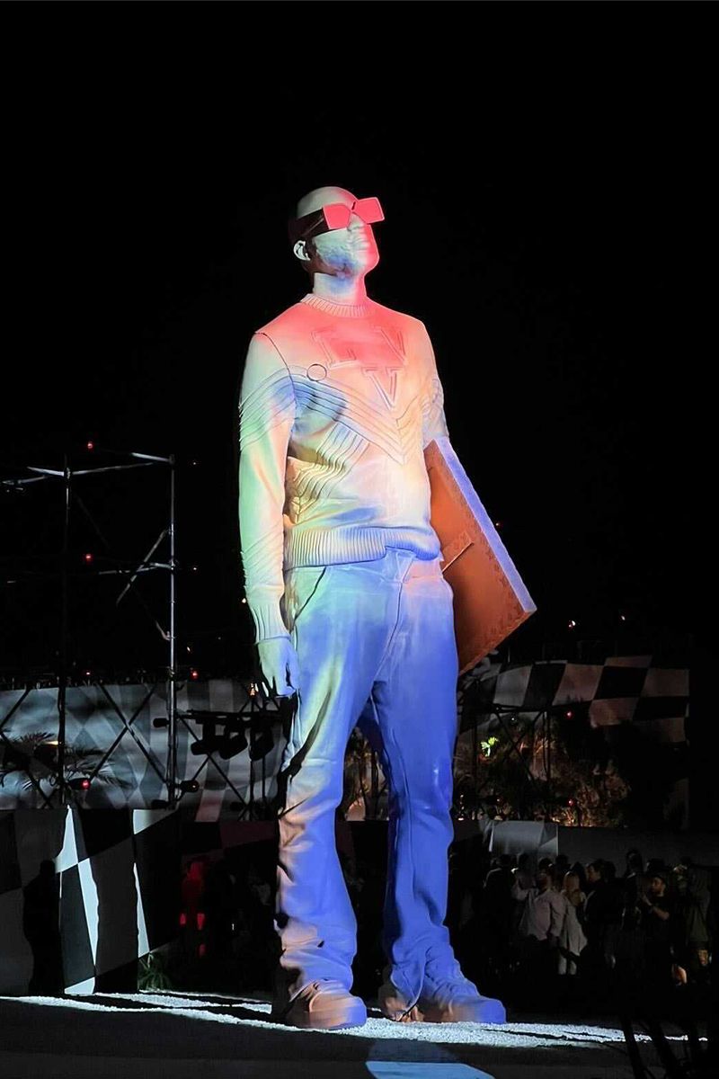 Patung Virgil Abloh di Fashion Show Louis Vuitton